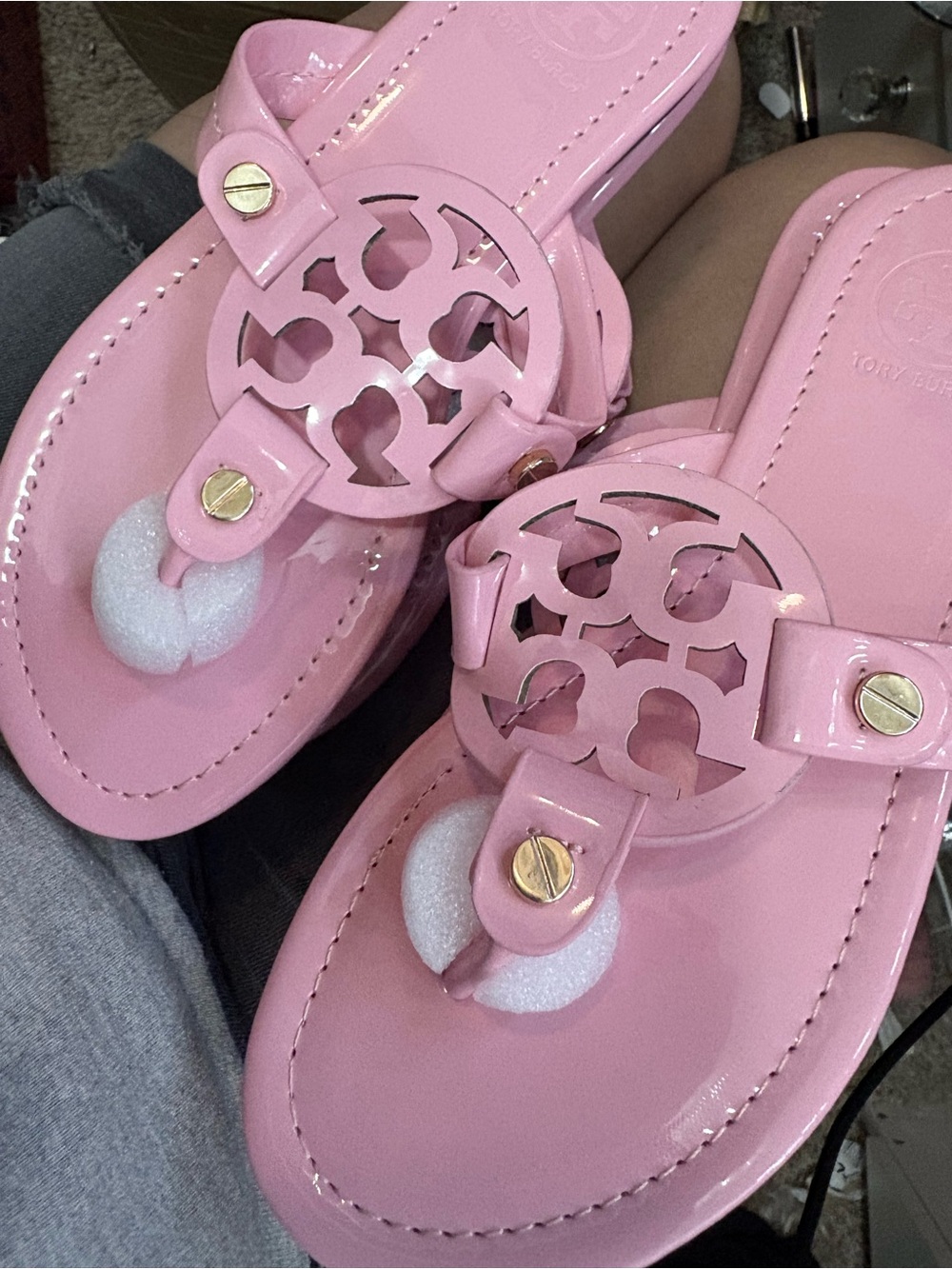 Tory Burch Patent Pink Logo Thong Sandals - Picture 2 of 2